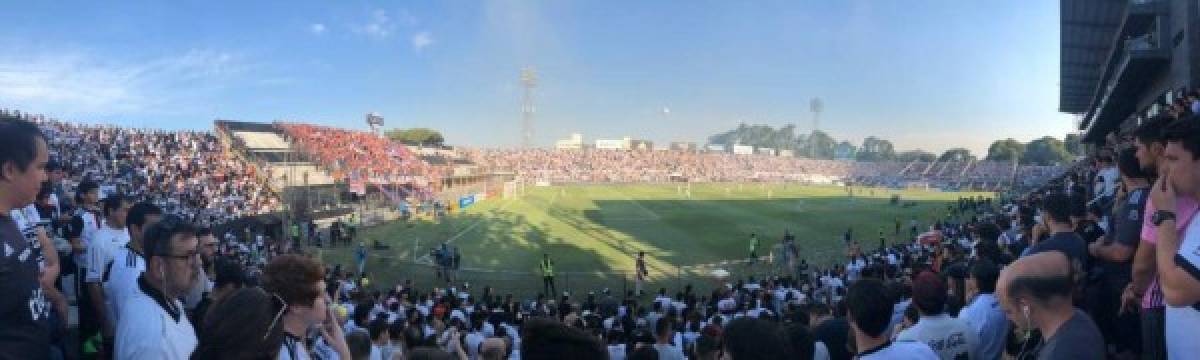 Locura total en Paraguay: Así fue el debut oficial de Adebayor con el Olimpia en un clásico