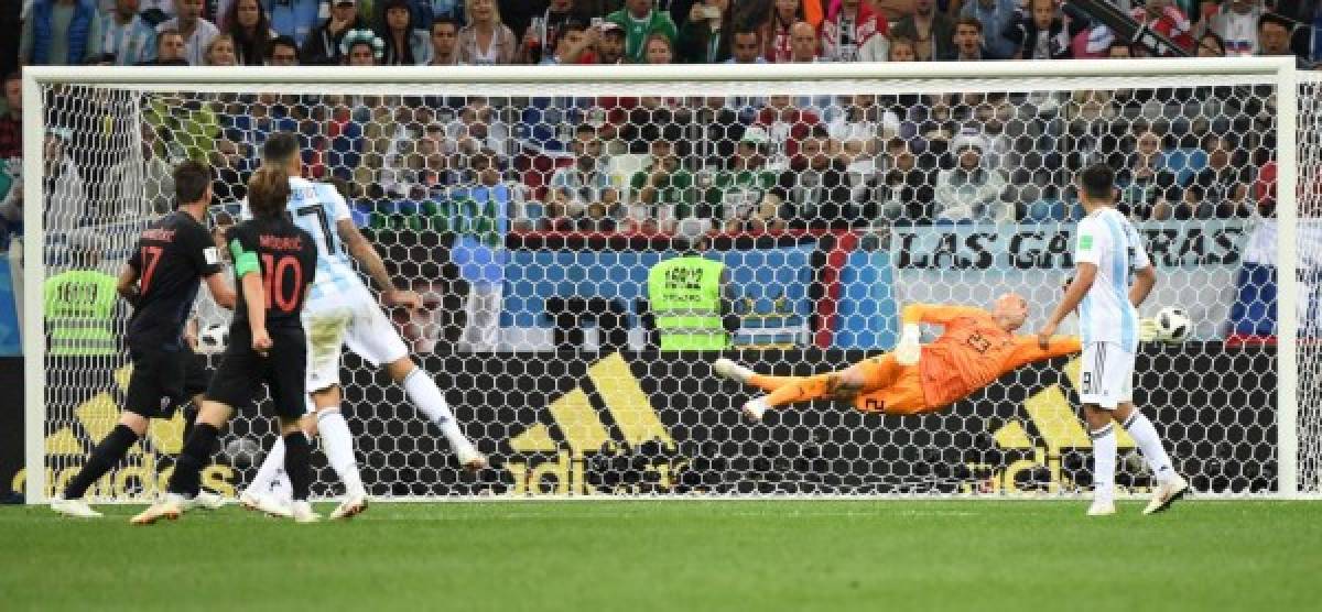 Croatia's midfielder Luka Modric (2ndL) scores their second goal during the Russia 2018 World Cup Group D football match between Argentina and Croatia at the Nizhny Novgorod Stadium in Nizhny Novgorod on June 21, 2018. / AFP PHOTO / Dimitar DILKOFF / RESTRICTED TO EDITORIAL USE - NO MOBILE PUSH ALERTS/DOWNLOADS