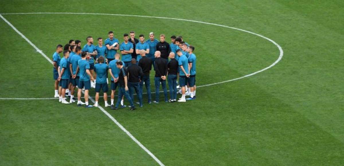 Real Madrid's French coach Zinedine Zidane speaks with his players at a Real Madrid team training session at the Olympic Stadium in Kiev, Ukraine on May 25, 2018, on the eve of the UEFA Champions League final football match between Liverpool and Real Madrid. / AFP PHOTO / Paul ELLIS