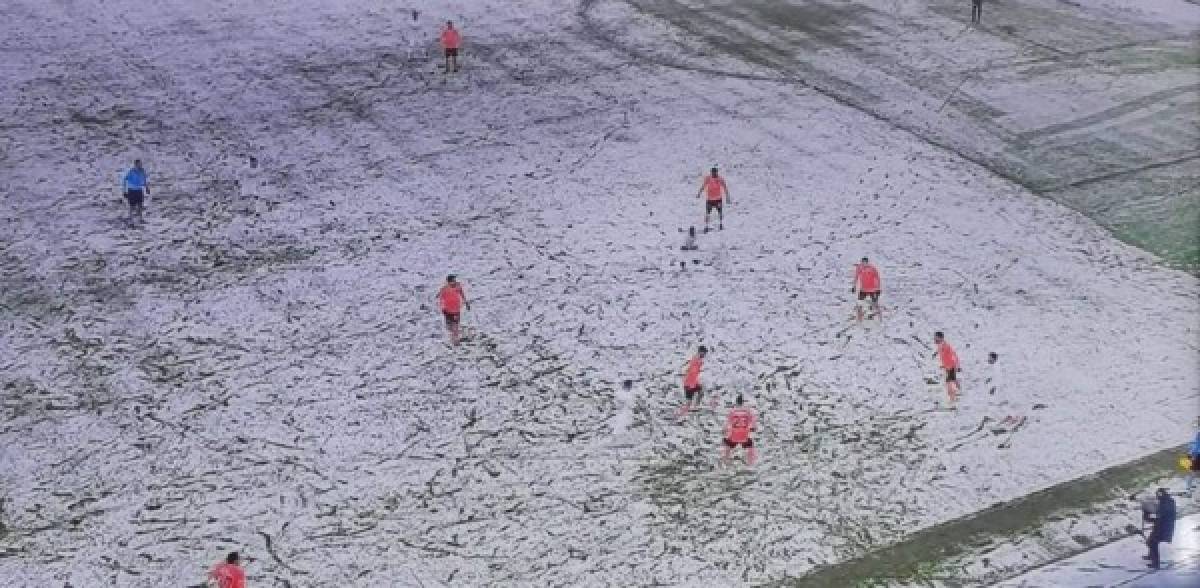 Los jugadores no se distinguían: Así fue el partido que se jugó con una tremenda nevada  