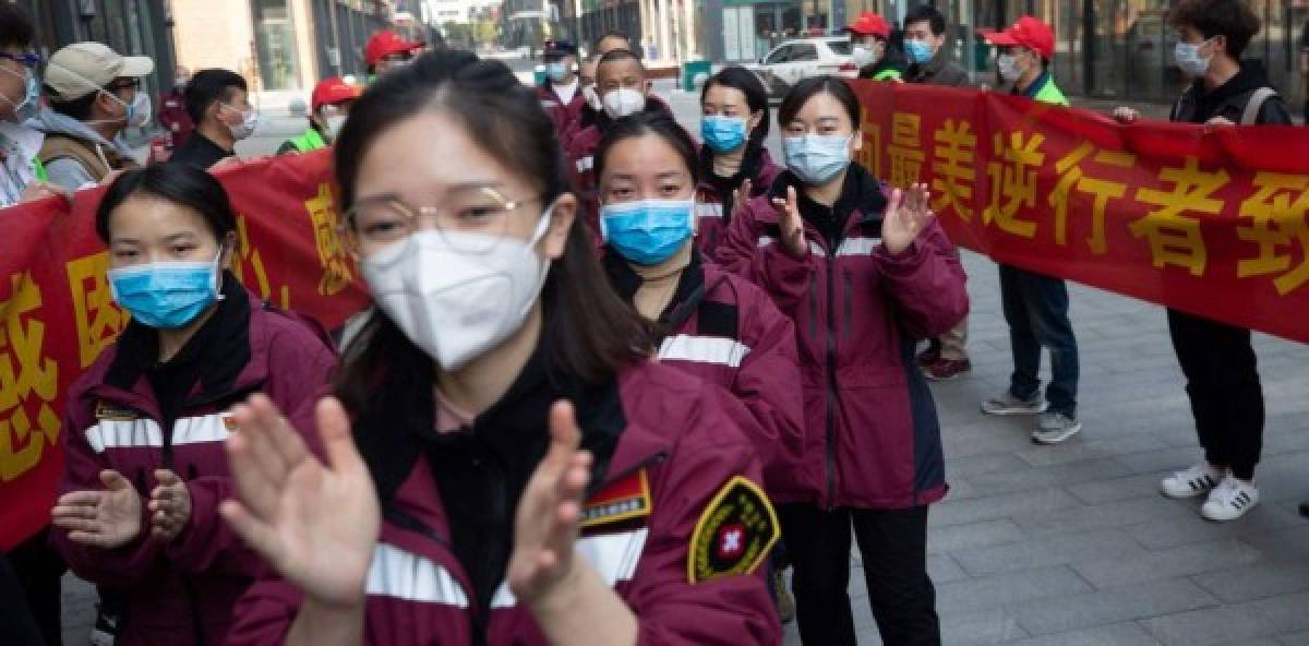 Así celebran médicos chinos en Wuhan tras el primer día sin casos de coronavirus