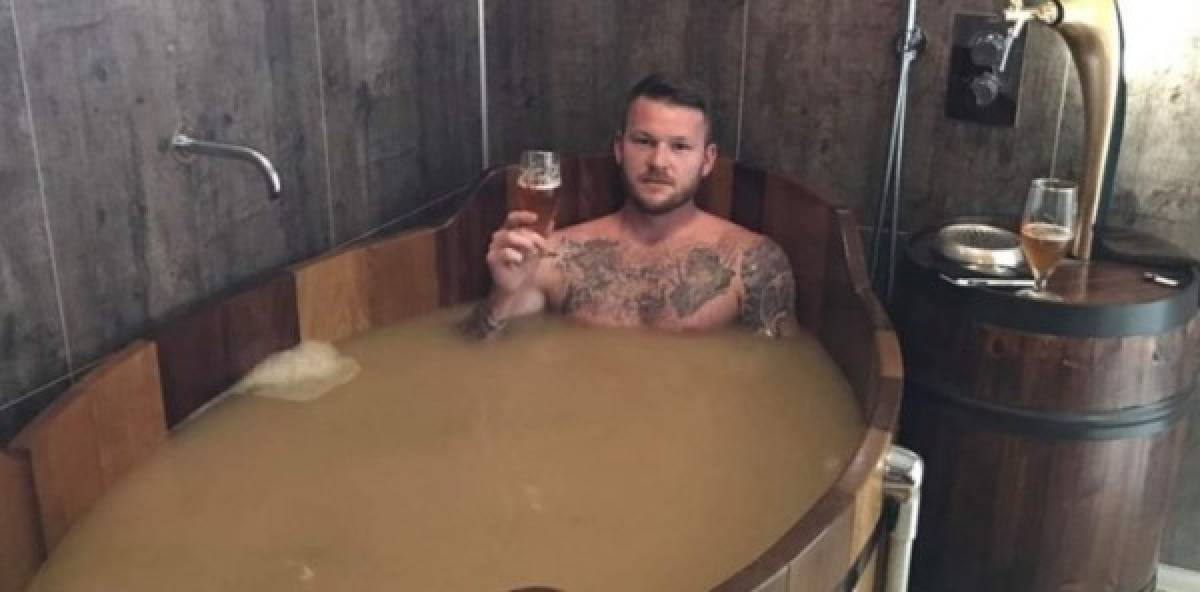 ¡Increíble! El futbolista de la Premier League que se baña con cerveza para conservarse   