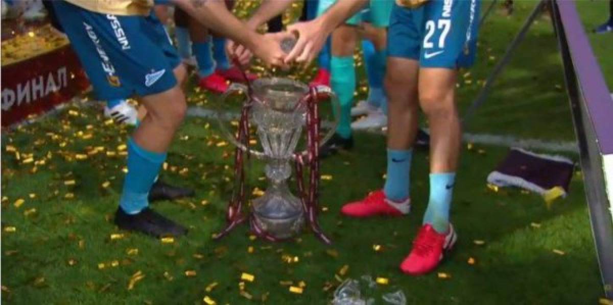 ¡Tuvieron que recoger los pedazos! Zenit logra la Copa de Rusia y la rompe durante la celebración