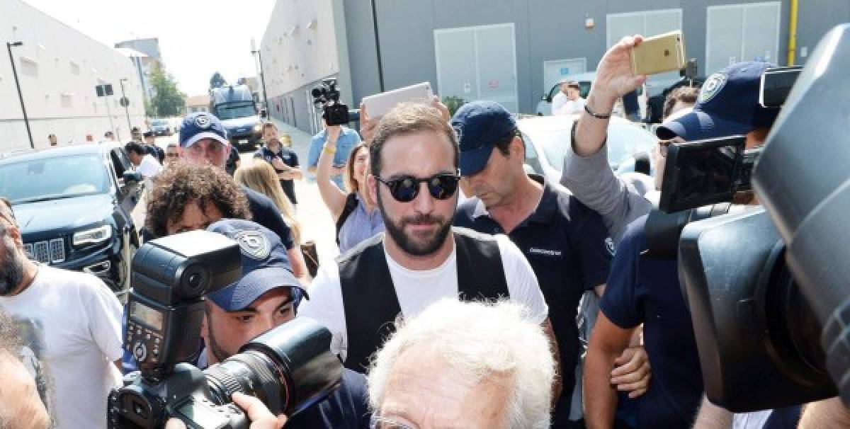 Fotos: Gonzalo Higuaín, recibido como una celebridad en Turín