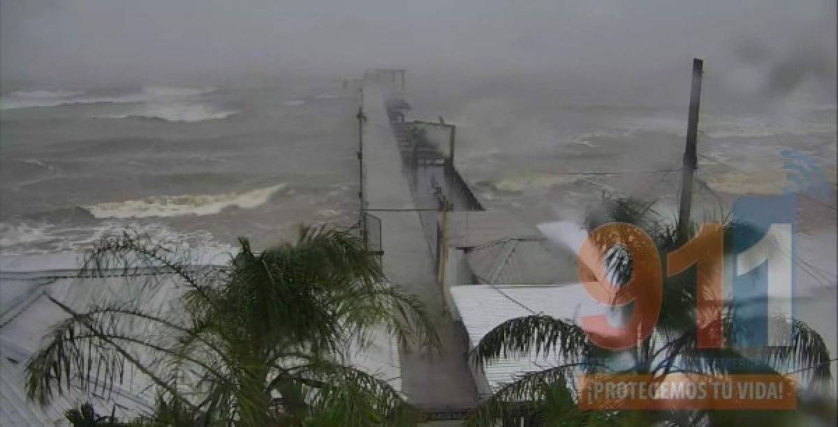 Tormenta Eta ya es huracán categoría 2 y deja calles inundadas en la ciudad de Tela