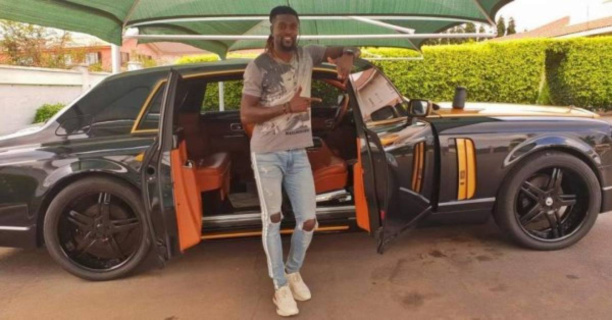 Hasta duerme con ellos: La increíble flota de autos de Emmanuel Adebayor