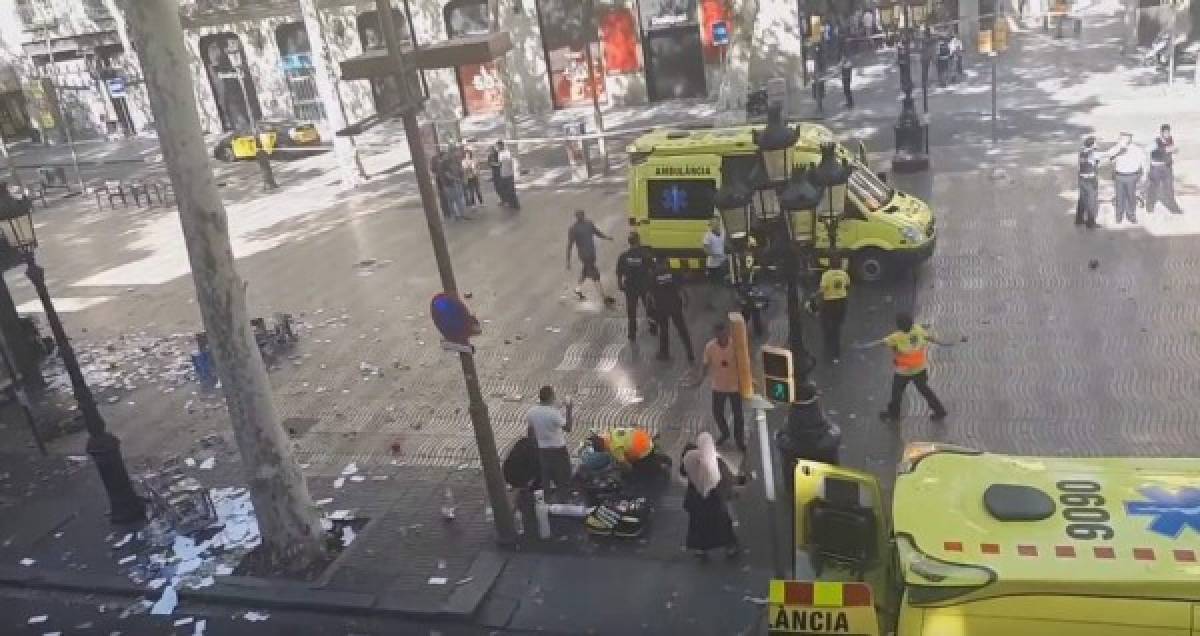 FOTOS: Las impactantes imágenes del atentado terrorista de Barcelona