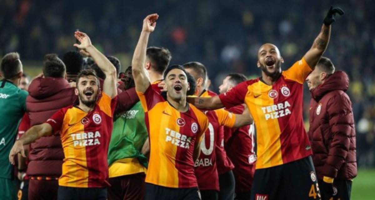 Fenerbahce vive un infierno tras perder el clásico contra Galatasaray 20 años después