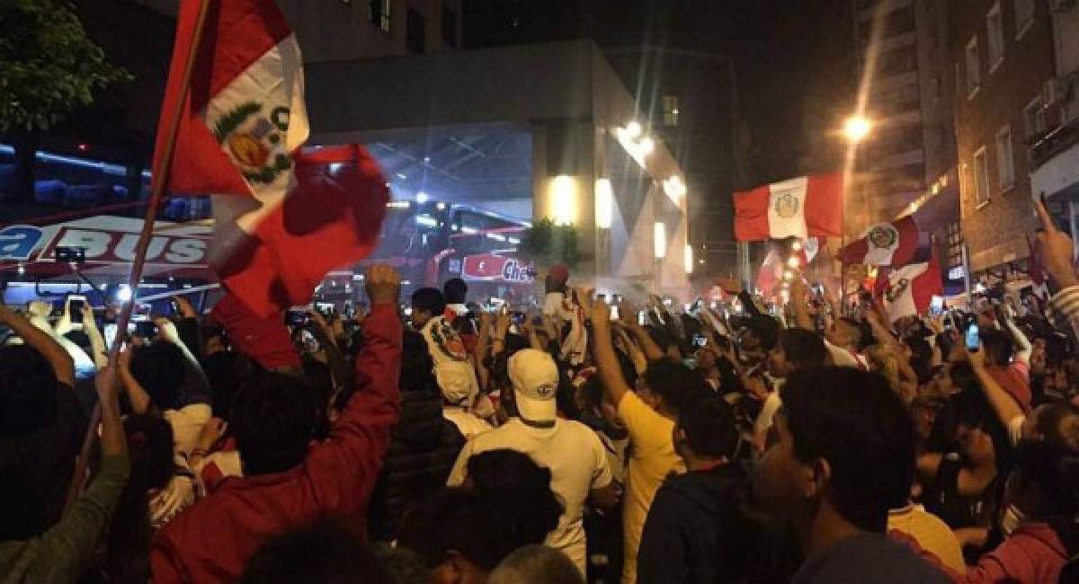 El impresionante recibimiento de la Selección de Perú a su llegada a Buenos Aires