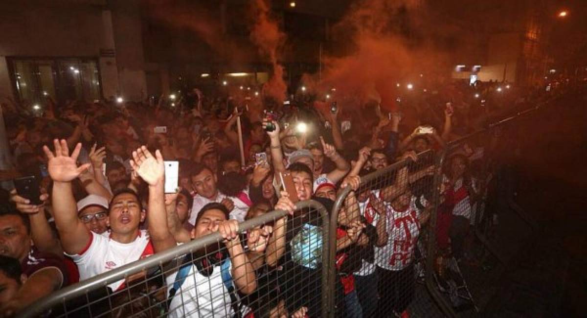 El impresionante recibimiento de la Selección de Perú a su llegada a Buenos Aires