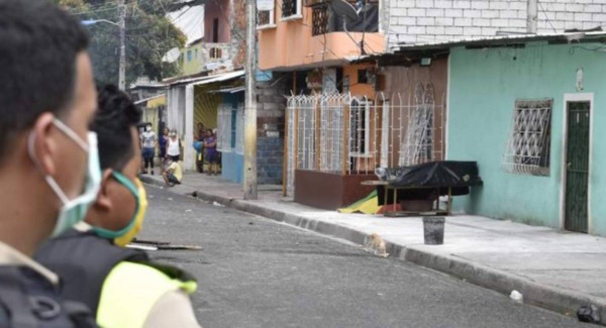 Horror en Ecuador: Los ataúdes de cartón para los muertos por coronavirus