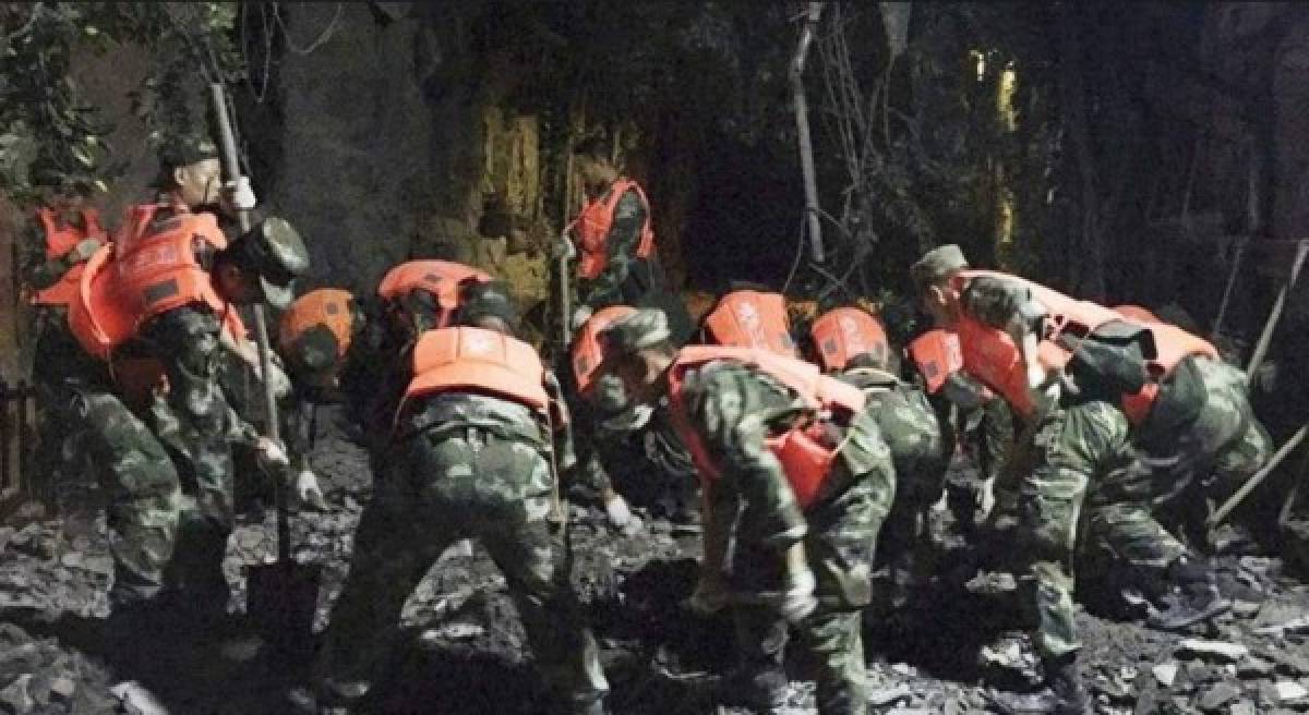 Imágenes de terror: Fuerte terremoto provoca 19 muertos, 200 heridos y 30 mil turistas evacuados en China