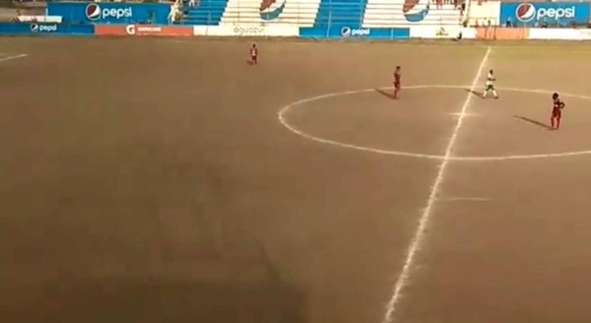 El pésimo estado en el que se encuentra la cancha del estadio Sergio Reyes de Santa Rosa de Copán