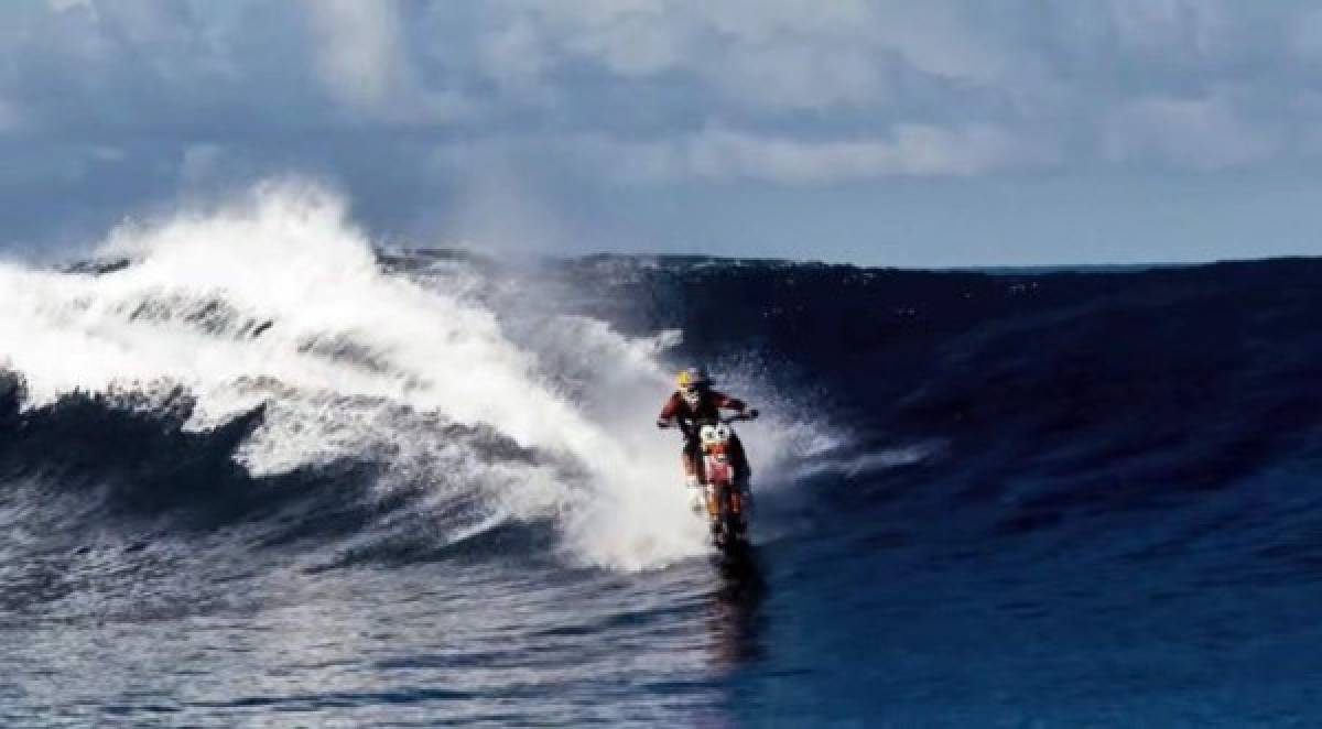 El australiano Robbie Maddison surfea colosales olas en motocicleta