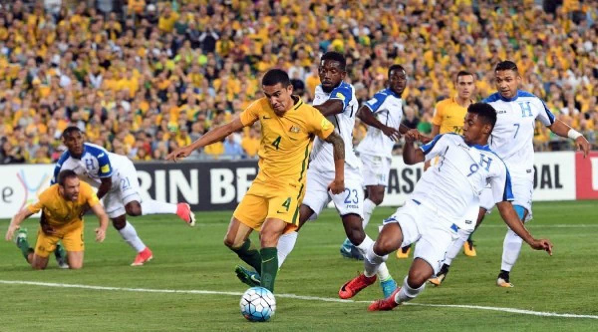Australia's Tim Cahill (C) shoots on goal as he is tackled by Honduras' players during their 2018 World Cup qualification play-off football match at Stadium Australia in Sydney on November 15, 2017. / AFP PHOTO / William WEST / -- IMAGE RESTRICTED TO EDITORIAL USE - STRICTLY NO COMMERCIAL USE --