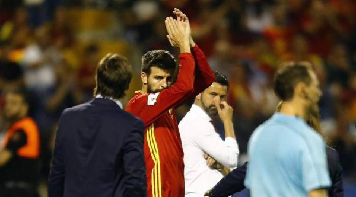 Lo que no se vio en TV: Polémica actitud de Piqué en el himno y el festejo de España en camerinos