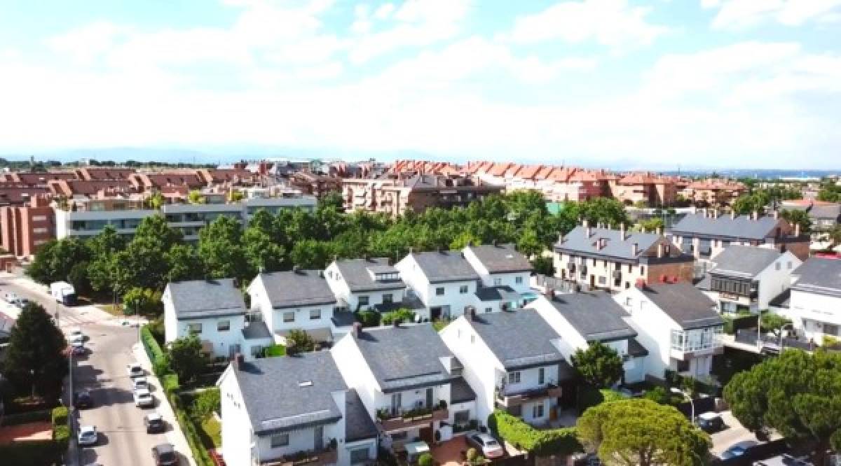 Con vecinos futbolistas: Así es 'La Finca', lugar donde vivirá Luis Suárez y su mujer en Madrid