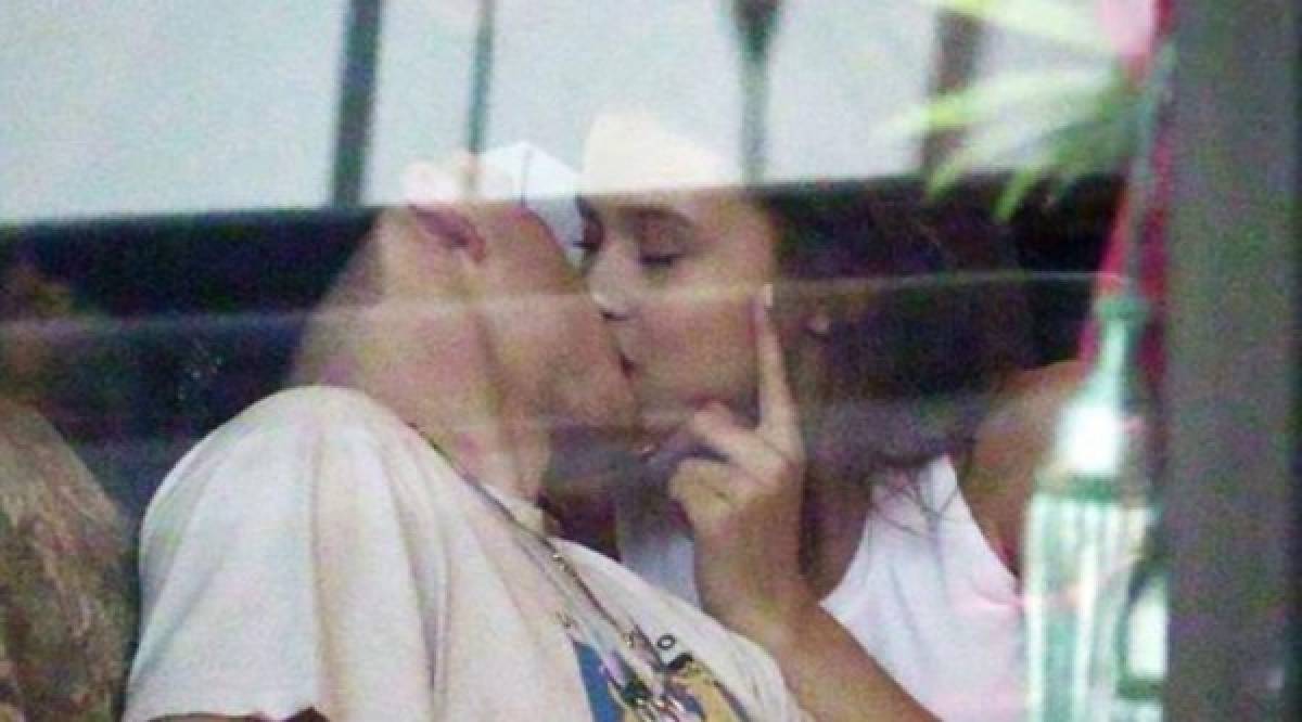El hijo de Beckham, 'pillado' besando a una infartante modelo de Playboy