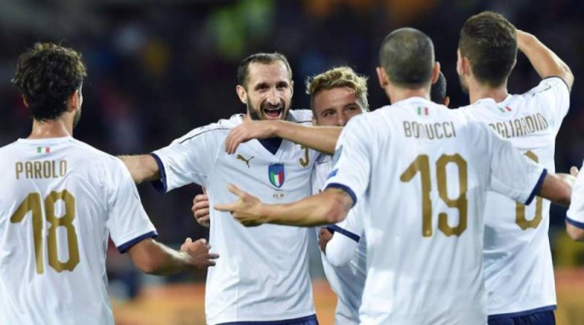 Turin (Italy), 06/10/2017.- Italy's Giorgio Chiellini (C) celebrates with teammates during the FIFA 2018 World Cup Group G qualifying soccer match between Italy and Macedonia in Turin, Italy, 06 October 2017. (Mundial de Fútbol, Italia) EFE/EPA/ALESSANDRO DI MARCO