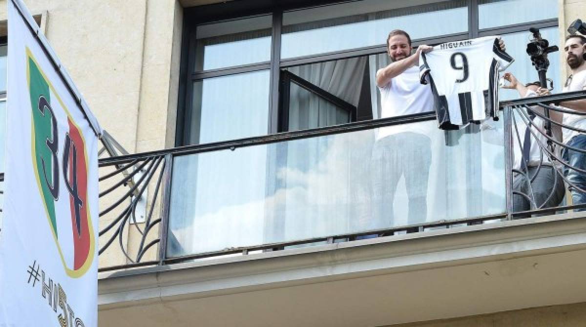 Fotos: Gonzalo Higuaín, recibido como una celebridad en Turín