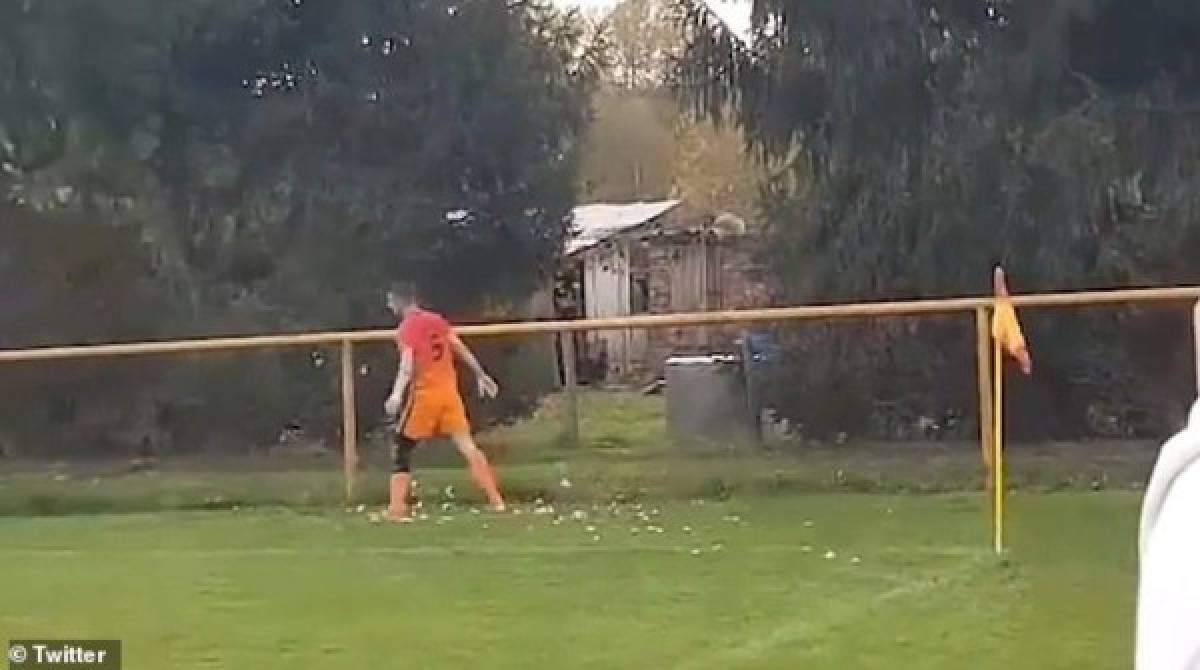 Escándalo: Futbolista croata fue expulsado por matar a una gallina en pleno partido