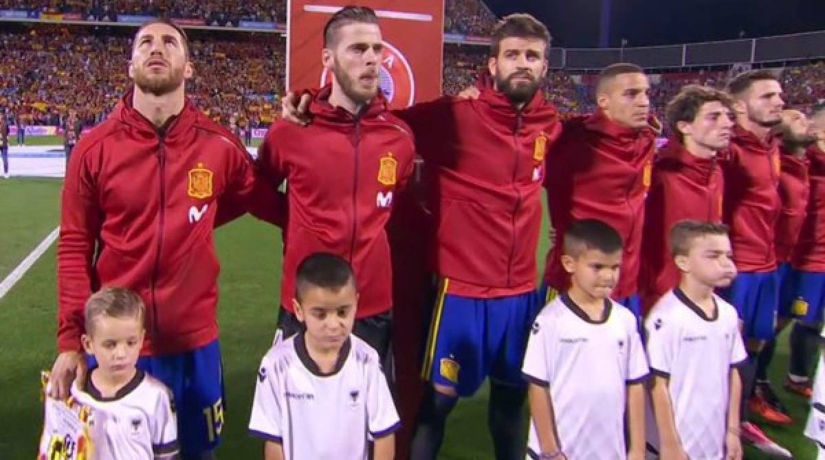 Lo que no se vio en TV: Polémica actitud de Piqué en el himno y el festejo de España en camerinos