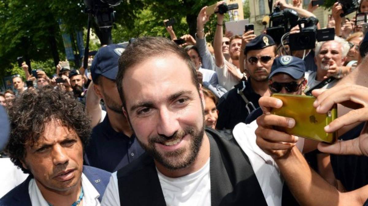 Fotos: Gonzalo Higuaín, recibido como una celebridad en Turín