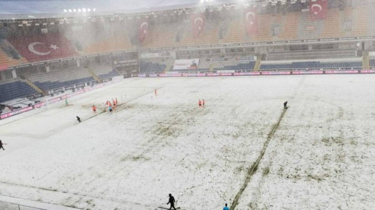 Los jugadores no se distinguían: Así fue el partido que se jugó con una tremenda nevada  