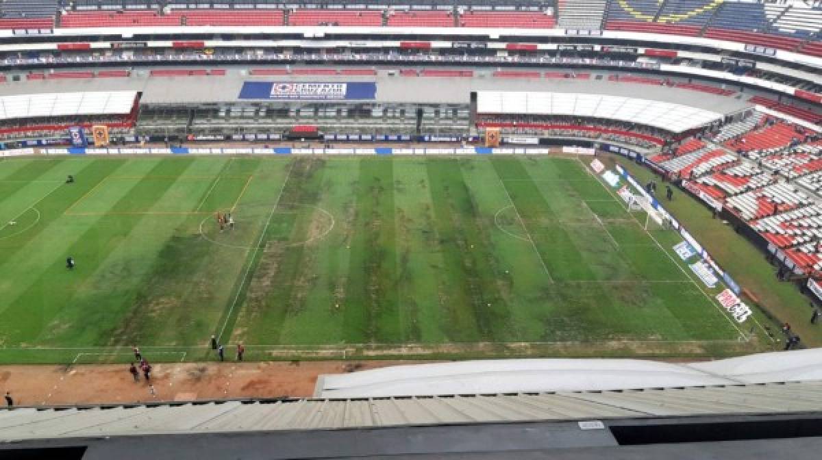 FOTOS: La cancha del estadio Azteca está convertida en un 'chiquero'