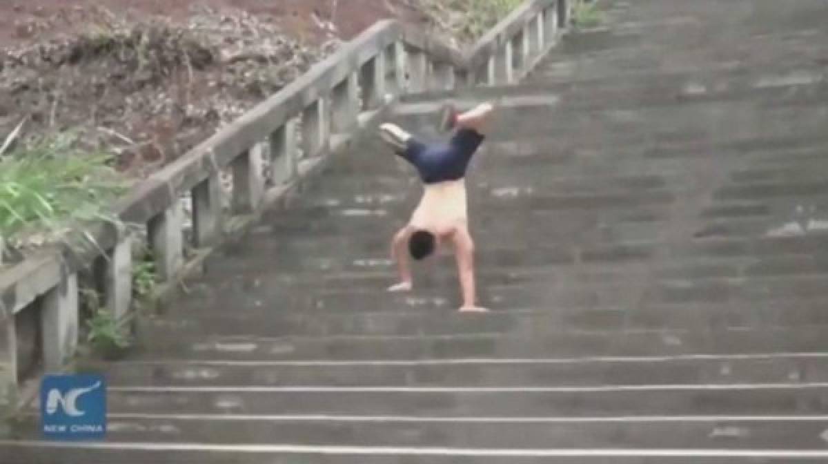 Vídeo: Joven estudiante chino bate el récord de caminar con sus brazos