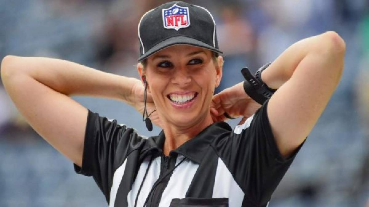 Sarah Thomas, la primera mujer que pitará un partido de playoffs en la historia de la NFL