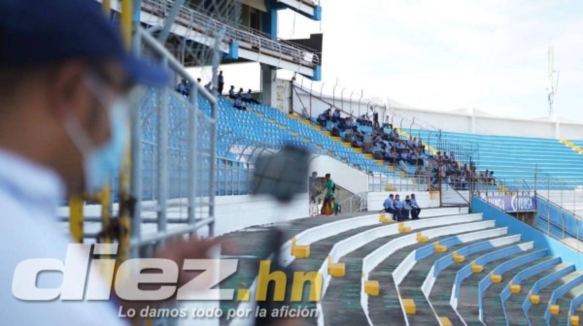 Padre e hijo, los primeros en llegar al Olímpico, seguridad total y la cancha luce espectacular