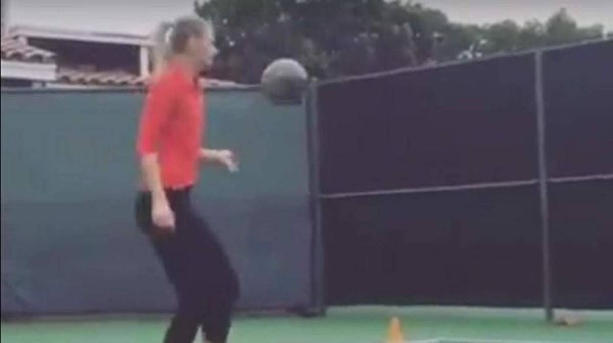VIDEO: María Sharapova demostra su talento para dominar un balón de fútbol