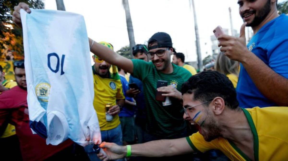 ¡Qué ambiente! Queman la camisa de Messi y novia de jugador argentino deslumbra en el Mineirao