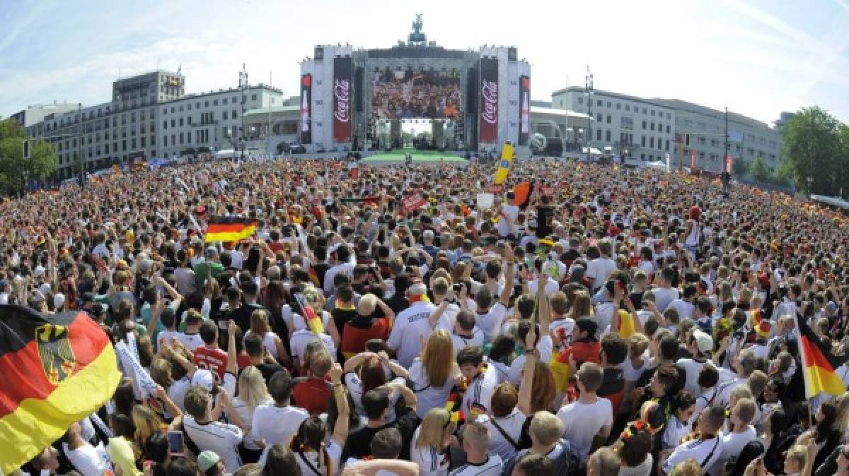 Una multitud eufórica recibe a Alemania en Berlín