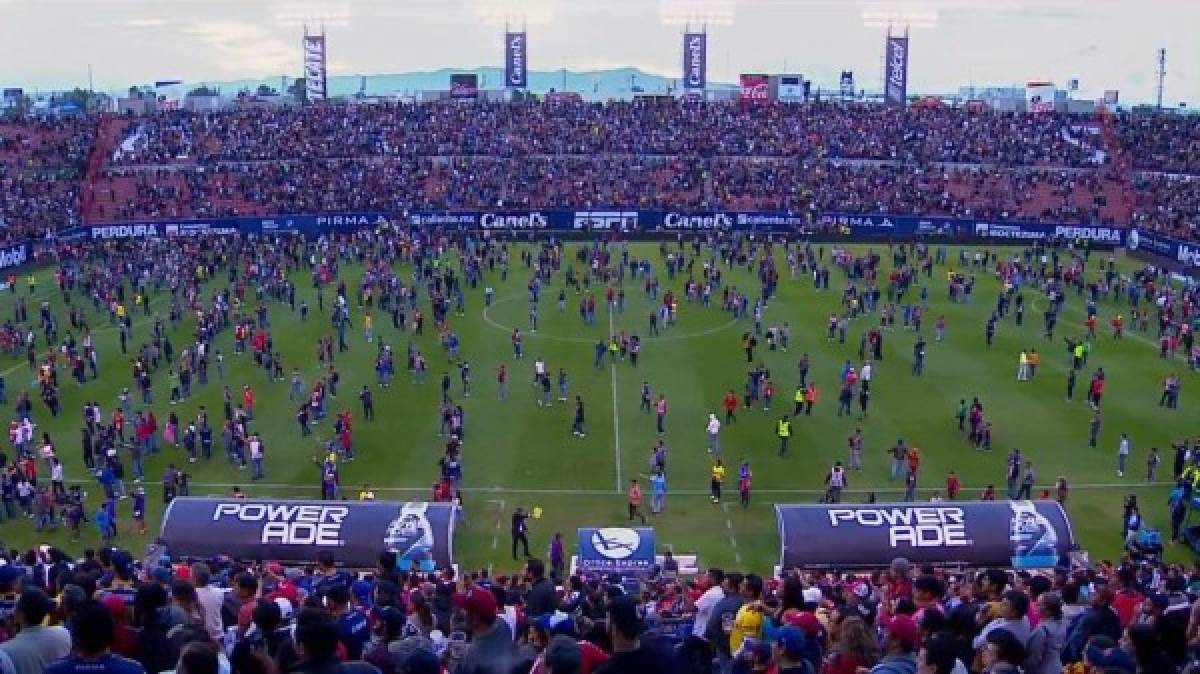 ¡Lamentable! Suspenden partido en México por batalla campal en el estadio de San Luis