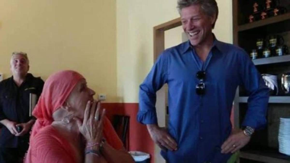 ARCHIVO â El rockero Jon Bon Jovi en su restaurante comunitario JBJ Soul Kitchen en Red Bank, Nueva Jersey, en una fotografÃ­a de archivo del 19 de octubre de 2011. El restaurante darÃ¡ comidas gratis a los empleados del gobierno local y sus familiares durante el cierre de gobierno el lunes 21 de enero de 2019. (Foto AP/Wayne Parry, archivo)