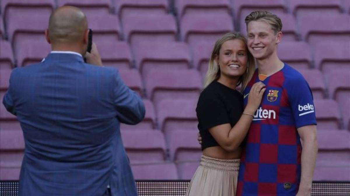 La bella novia de Frenkie De Jong deslumbró en la presentación del jugador en el Camp Nou