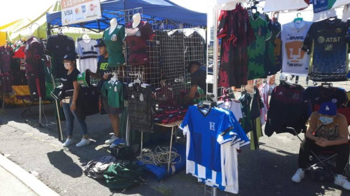 Fotos: Afición catracha llega en gran número al estadio Azteca para apoyar a Honduras ante México