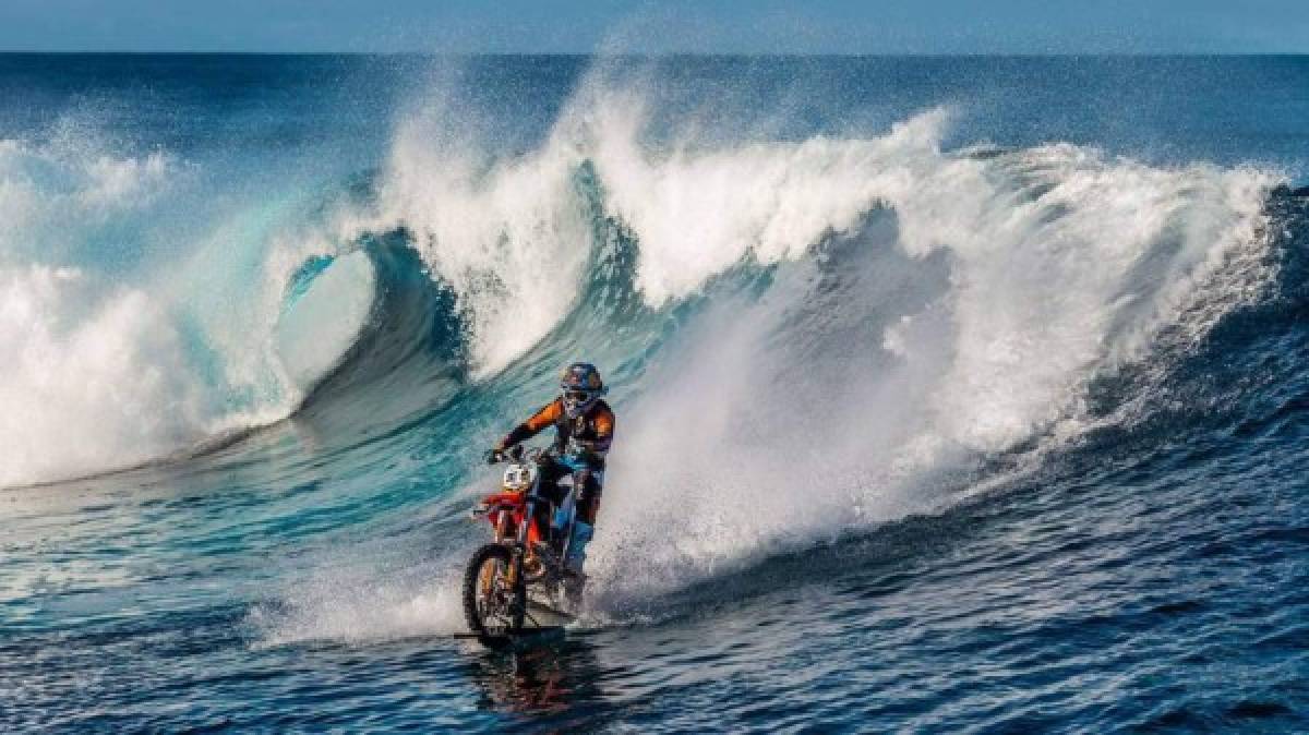 El australiano Robbie Maddison surfea colosales olas en motocicleta