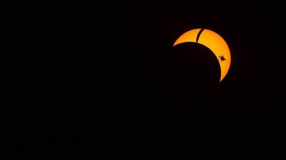 Las impactantes fotos de un atleta volando en pleno eclipse solar
