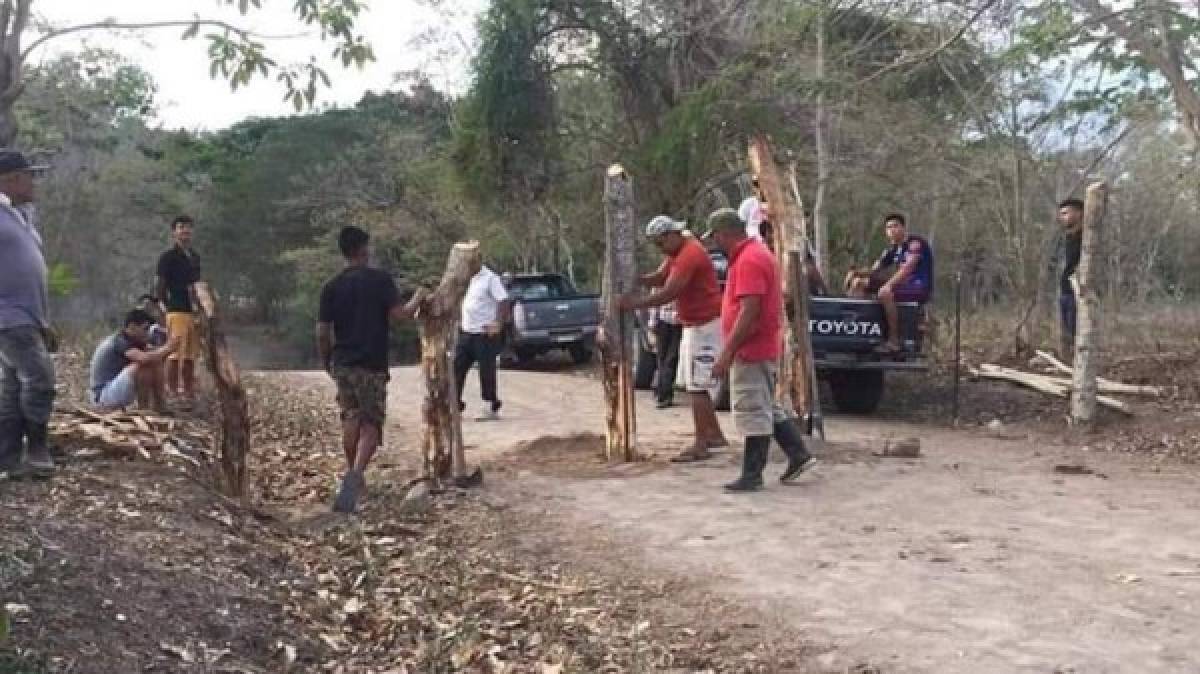 ¡Palos, piedras y tractor! Las medidas de pueblos de Honduras para evitar el coronavirus