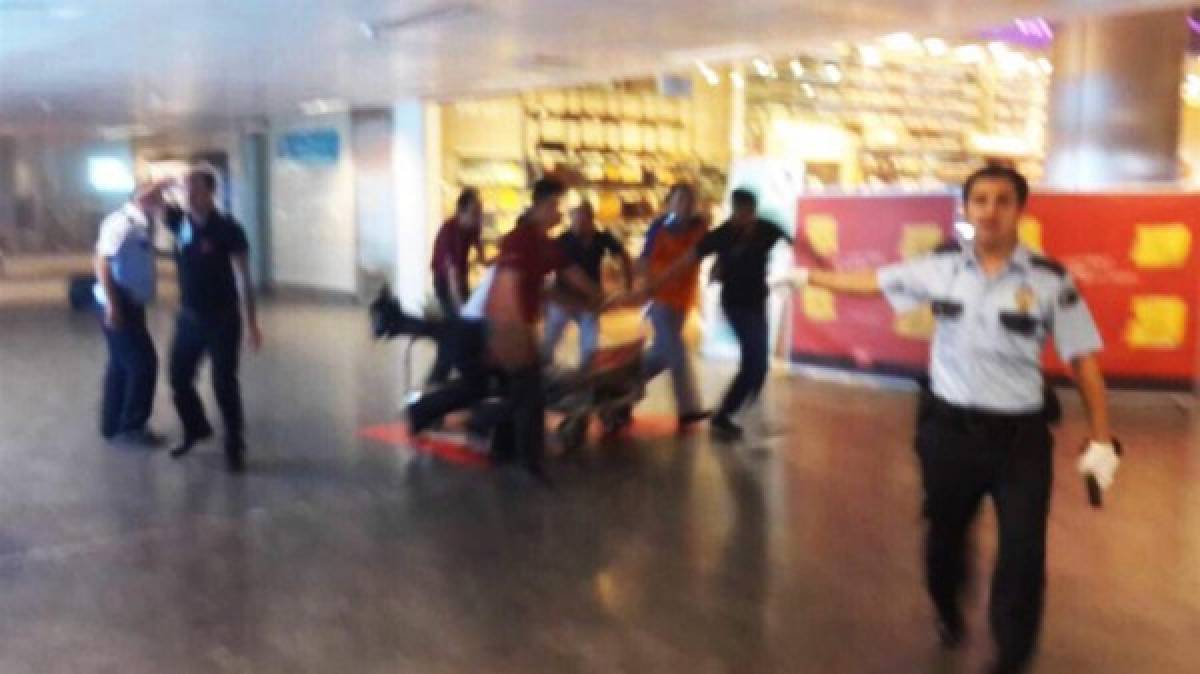 FOTOS: Imágenes dramáticas de las dos explosiones en el Aeropuerto de Estambul
