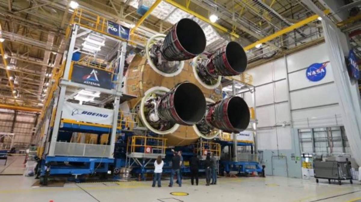 NASA: Así es el 'megacohete' que están construyendo para volver a la luna y que lo llevará una mujer