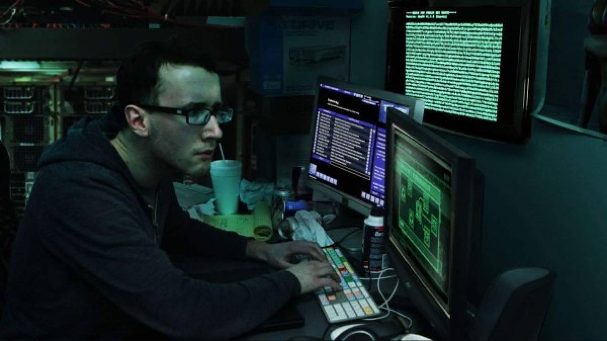 Alerta del FBI sobre la vacuna contra el COVID-19: hackers de China quieren ''robar'' la información