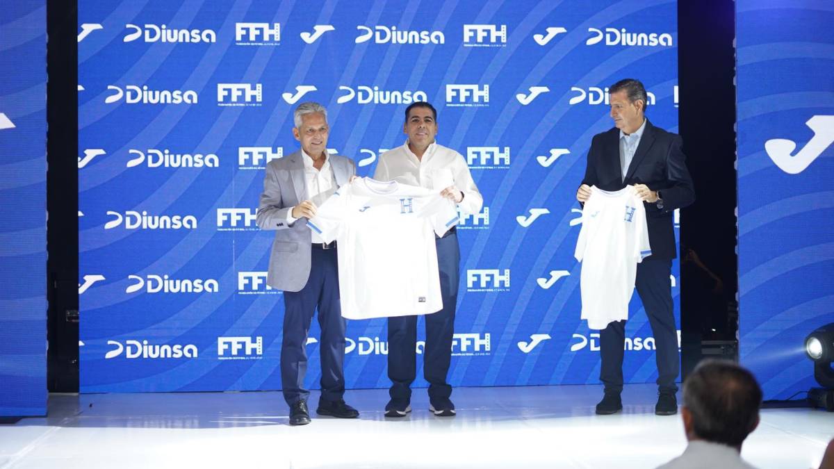 Reinaldo Rueda junto a Mario Faraj en la presentación de la nueva camisa de la selección de Honduras. Foto: Mauricio Ayala.