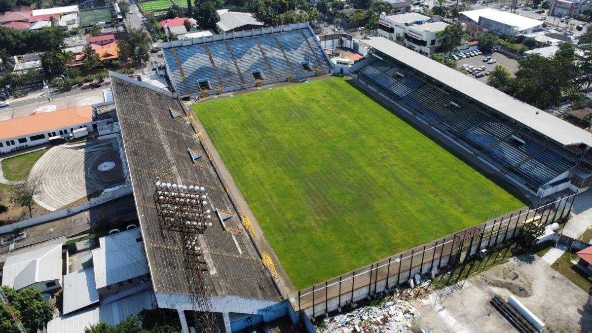 Estadio Morazán, en malas condiciones tras millonaria inversión: así de deteriorada luce la nueva cancha