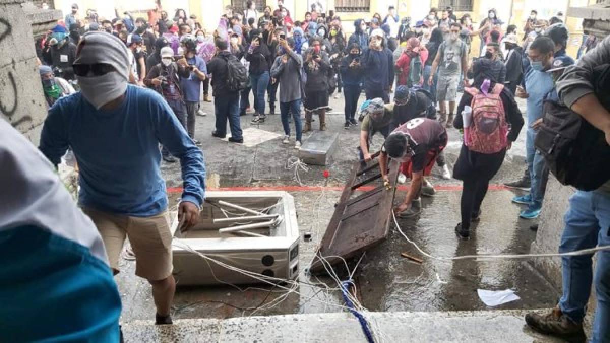 Guatemaltecos enardecidos incendian el Congreso Nacional exigiendo la renuncia del presidente Alejandro Giammattei