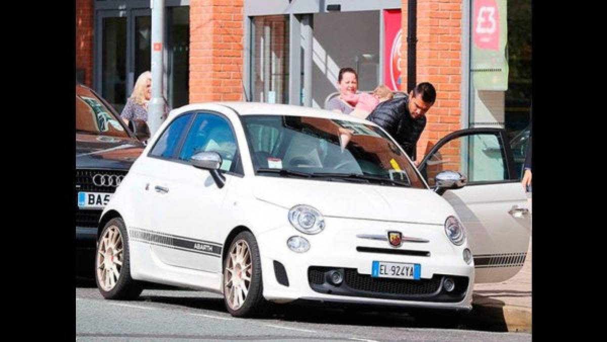 Los autos más humildes que poseen algunos futbolistas estrellas