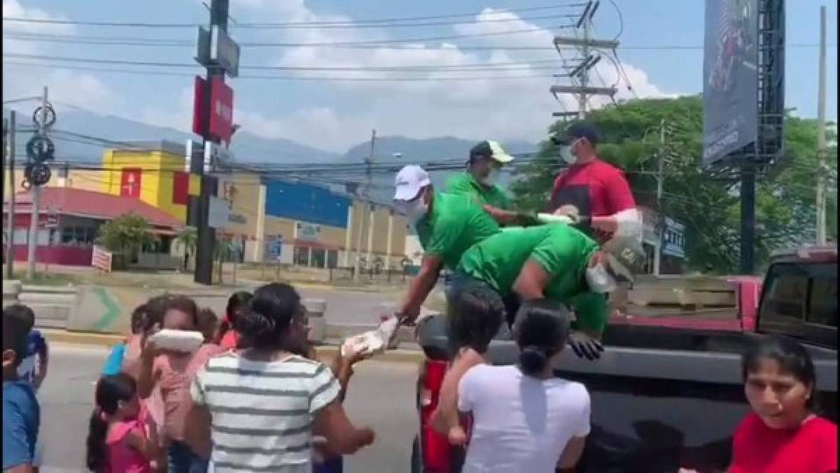 Volpi y Espíndola reparten comida a los más necesitados en medio del coronavirus